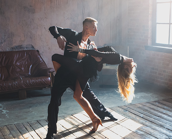 くびれで踊る社交ダンス、踊れるようになった頃にはもう、美しい体が完成している！